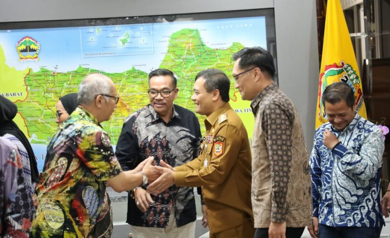 Para pengusaha yang tergabung dalam Asosiasi Pengusaha Kawasan Berikat (APKB) saat bertemu Gubernur Jateng, Ahmad Luthfi. 
