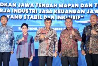 Gubernur Jateng, Ahmad Luthfi saat menghadiri acara evaluasi kinerja Industri Jasa Keuangan (IJK) Jawa Tengah Semester I di Hotel Gumaya, Kota Semarang, Selasa, 16 September 2025.

