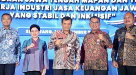 Gubernur Jateng, Ahmad Luthfi saat menghadiri acara evaluasi kinerja Industri Jasa Keuangan (IJK) Jawa Tengah Semester I di Hotel Gumaya, Kota Semarang, Selasa, 16 September 2025.
