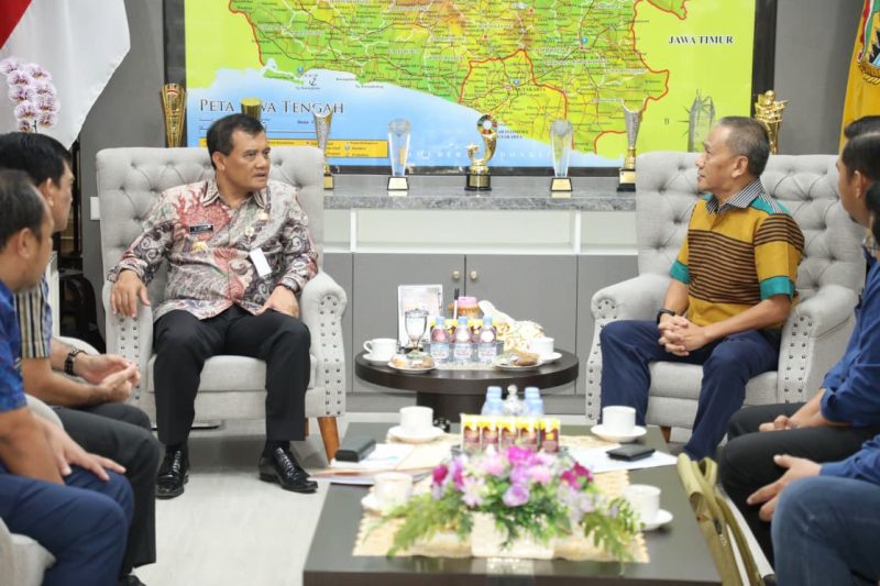 Sekretaris Umum Gabungan Industri Kendaraan Bermotor Indonesia (Gaikindo), Kukuh Kumara saat bertemu Gubernur Jateng, Ahmad Luthfi di Kantor Gubernur Jawa Tengah, Selasa, 16 September 2025.
