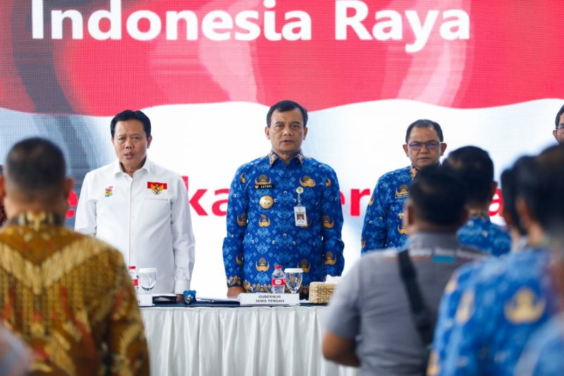 Gubernur Jawa Tengah Ahmad Luthfi saat mendampingi kunjungan kerja spesifik Anggota Komisi II DPR RI meninjau Mal Pelayanan Publik di Kabupaten Semarang, Rabu, 17 September 2025.