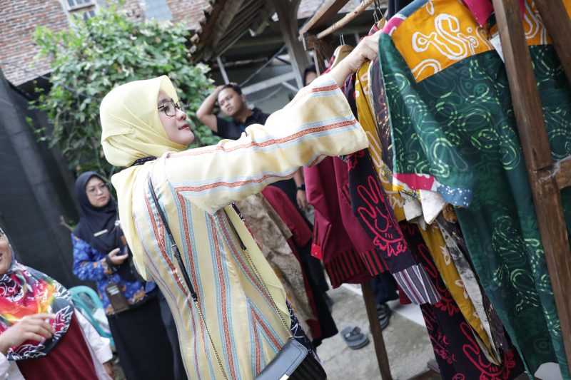 Nawal Arafah Yasin saat mengunjungi Rumah Inklusif yang berlokasi di Kampung Panggel, Desa Kembaran, Kecamatan Kebumen, Selasa (16/9/2025).