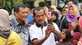 Gubernur Jawa Tengah Ahmad Luthfi menyerahkan bantuan beras sebanyak 6 ton kepada 600 orang yang masuk kategori kelompok rentan di Kompleks Tarubudaya, Ungaran, Kabupaten Semarang, Kamis, 18 September 2025.