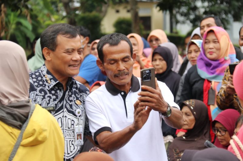 Gubernur Jawa Tengah Ahmad Luthfi menyerahkan bantuan beras sebanyak 6 ton kepada 600 orang yang masuk kategori kelompok rentan di Kompleks Tarubudaya, Ungaran, Kabupaten Semarang, Kamis, 18 September 2025.