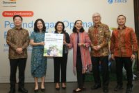 Edhi Tjahja Negara, President Director PT Zurich Asuransi Indonesia Tbk (kiri); Miressa Moravia, Head of Bancassurance & Group Collaboration PT Zurich Asuransi Indonesia Tbk;; Tulsi Naidu, CEO APAC Zurich Insurance Group; Selebriti Shahnaz Haque; Honggo Widjojo Kangmasto, Vice President Director PT Bank Danamon Indonesia Tbk (Danamon); dan Ivan Jaya, Consumer Funding & Wealth Business Head PT Bank Danamon Indonesia Tbk; dalam peluncuran produk Perlindungan Optimal Penyakit Kritis yang merupakan kolaborasi antara Zurich dan Danamon.
