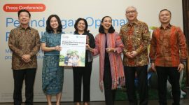 Edhi Tjahja Negara, President Director PT Zurich Asuransi Indonesia Tbk (kiri); Miressa Moravia, Head of Bancassurance & Group Collaboration PT Zurich Asuransi Indonesia Tbk;; Tulsi Naidu, CEO APAC Zurich Insurance Group; Selebriti Shahnaz Haque; Honggo Widjojo Kangmasto, Vice President Director PT Bank Danamon Indonesia Tbk (Danamon); dan Ivan Jaya, Consumer Funding & Wealth Business Head PT Bank Danamon Indonesia Tbk; dalam peluncuran produk Perlindungan Optimal Penyakit Kritis yang merupakan kolaborasi antara Zurich dan Danamon.