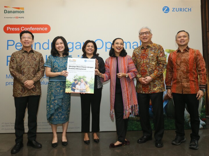 Edhi Tjahja Negara, President Director PT Zurich Asuransi Indonesia Tbk (kiri); Miressa Moravia, Head of Bancassurance & Group Collaboration PT Zurich Asuransi Indonesia Tbk;; Tulsi Naidu, CEO APAC Zurich Insurance Group; Selebriti Shahnaz Haque; Honggo Widjojo Kangmasto, Vice President Director PT Bank Danamon Indonesia Tbk (Danamon); dan Ivan Jaya, Consumer Funding & Wealth Business Head PT Bank Danamon Indonesia Tbk; dalam peluncuran produk Perlindungan Optimal Penyakit Kritis yang merupakan kolaborasi antara Zurich dan Danamon.