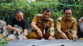 Gubernur Jateng, Ahmad Luthfi ikut turun ke kebun cabai, menanam dan memetik bersama para petani di Desa Banyusidi, Kecamatan Pakis, Kabupaten Magelang, Senin 22 September 2025