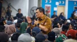 Gubernur Jawa Tengah, Ahmad Luthfi saat menghadiri panen cabai di Magelang, Senin, 22 September 2025.