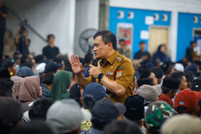 Gubernur Jawa Tengah, Ahmad Luthfi saat menghadiri panen cabai di Magelang, Senin, 22 September 2025.