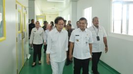 BANGGA - Gubernur Jateng Akhmad Luthfi didampingi Direktur PT Industri Jamu dan Farmasi Sido Muncul Dr (HC) Irwan Hidayat saat mengunjung pabrik Sido muncul di kecamatan Bergas Kabupaten Semarang, Rabu (10/9/2025). redmetrojateng)