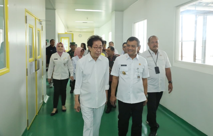 BANGGA - Gubernur Jateng Akhmad Luthfi didampingi Direktur PT Industri Jamu dan Farmasi Sido Muncul Dr (HC) Irwan Hidayat saat mengunjung pabrik Sido muncul di kecamatan Bergas Kabupaten Semarang, Rabu (10/9/2025). redmetrojateng)