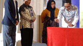 MoU - Manager Lingkungan Amri Cahyono mewakili Dirut PT Industri Jamu dan Farmasi Sido Muncul Tbk, David Hidayat melakukan penandatanganan kerjasama (MoU) dengan BKKBN Jateng dukung program TAMASYA (Taman Asuh Sayang Anak). (refmetrojateng)