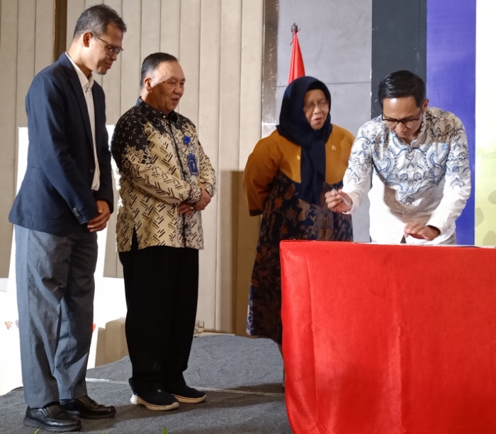 MoU - Manager Lingkungan Amri Cahyono mewakili Dirut PT Industri Jamu dan Farmasi Sido Muncul Tbk, David Hidayat melakukan penandatanganan kerjasama (MoU) dengan BKKBN Jateng dukung program TAMASYA (Taman Asuh Sayang Anak). (refmetrojateng)