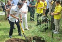 - TANAM BIBIT POHON- Gubernur Jawa Tengah, Ahmad Luthfi, didampingi Direktur PT Industri Jamu dan Farmasi Sido Muncul Tbk, Irwan Hidayat, dan Bupati Semarang, Ngesti Nugraha, melakukan penanaman bibit pohon sebagai simbol kepedulian terhadap lingkungan, saat berkunjung ke Pabrik Sido Muncul di Bergas, Kabupaten Semarang, Rabu (10/9/2025). Foto : ist/metrojateng.id