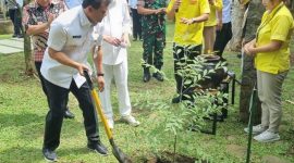 - TANAM BIBIT POHON- Gubernur Jawa Tengah, Ahmad Luthfi, didampingi Direktur PT Industri Jamu dan Farmasi Sido Muncul Tbk, Irwan Hidayat, dan Bupati Semarang, Ngesti Nugraha, melakukan penanaman bibit pohon sebagai simbol kepedulian terhadap lingkungan, saat berkunjung ke Pabrik Sido Muncul di Bergas, Kabupaten Semarang, Rabu (10/9/2025). Foto : ist/metrojateng.id