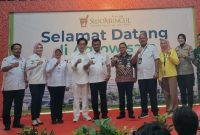 Gubernur Jawa Tengah, Ahmad Luthfi, Direktur PT Industri Jamu dan Farmasi Sido Muncul Tbk, Irwan Hidayat, Bupati Semarang, Ngesti Nugraha, beserta jajaran forkopimda berfoto bersama saat berkunjung ke Pabrik Sido Muncul di Bergas, Kabupaten Semarang, Rabu (10/9/2025). Foto : ist/metrojateng.id