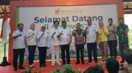 Gubernur Jawa Tengah, Ahmad Luthfi, Direktur PT Industri Jamu dan Farmasi Sido Muncul Tbk, Irwan Hidayat, Bupati Semarang, Ngesti Nugraha, beserta jajaran forkopimda berfoto bersama saat berkunjung ke Pabrik Sido Muncul di Bergas, Kabupaten Semarang, Rabu (10/9/2025). Foto : ist/metrojateng.id