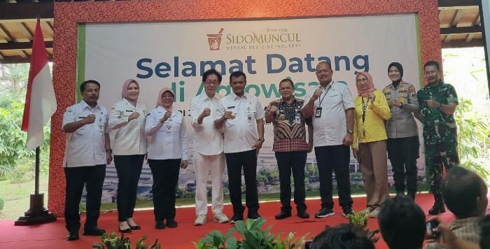Gubernur Jawa Tengah, Ahmad Luthfi, Direktur PT Industri Jamu dan Farmasi Sido Muncul Tbk, Irwan Hidayat, Bupati Semarang, Ngesti Nugraha, beserta jajaran forkopimda berfoto bersama saat berkunjung ke Pabrik Sido Muncul di Bergas, Kabupaten Semarang, Rabu (10/9/2025). Foto : ist/metrojateng.id