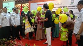 MAKANAN BERGIZI - Direktur Industri Jamu dan Farmasi Sido Muncul Tbk DR (HC) Irwan Hidayat secara simbolis menyerahkan bantuan Rp 360 juta kepada Bupati Kabupaten Semarang Ngesti Nugraha untuk disalurkan kepada 120.anak stunting di kawasan wisata Ageo Sido Muncul, Rabu (8/10/2025). (redmetrojateng)