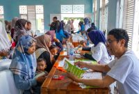 Warga antusias ikut kegiatan Volunteering yang digelar Nestlé Indonesia sebagai bagian dari Program Pendampingan Gizi yang digelar di Aula Kecamatan Bandar, Kabupaten Batang, Rabu (8/10/2025).