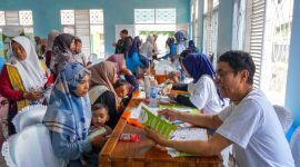 Warga antusias ikut kegiatan Volunteering yang digelar Nestlé Indonesia sebagai bagian dari Program Pendampingan Gizi yang digelar di Aula Kecamatan Bandar, Kabupaten Batang, Rabu (8/10/2025).