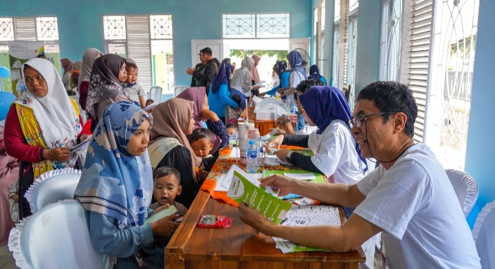 Warga antusias ikut kegiatan Volunteering yang digelar Nestlé Indonesia sebagai bagian dari Program Pendampingan Gizi yang digelar di Aula Kecamatan Bandar, Kabupaten Batang, Rabu (8/10/2025).