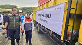 COO Danantara sekaligus Kepala BP BUMN, Dony Oskaria meninjau bantuan truk toren air yang diberikan oleh PLN dalam agenda BUMN Peduli.