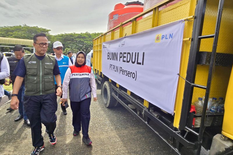 COO Danantara sekaligus Kepala BP BUMN, Dony Oskaria meninjau bantuan truk toren air yang diberikan oleh PLN dalam agenda BUMN Peduli.