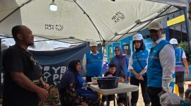 Komisaris Independen PLN, Yazid Fanani (ketiga dari kiri), bersama Direktur Legal dan Manajemen Human Capital PLN, Yusuf Didi Setiarto (kanan), dan Direktur Keuangan PLN, Sinthya Roesly (kedua dari kanan), dalam kegiatan bakti sosial di Aceh Tamiang pada Jumat (19/12), turut meninjau dapur umum di Kantor PLN Unit Layanan Pelanggan (ULP) Kuala Simpang untuk memastikan makanan bagi para pengungsi berkualitas baik.