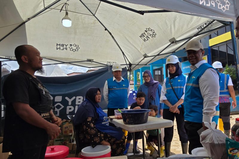 Komisaris Independen PLN, Yazid Fanani (ketiga dari kiri), bersama Direktur Legal dan Manajemen Human Capital PLN, Yusuf Didi Setiarto (kanan), dan Direktur Keuangan PLN, Sinthya Roesly (kedua dari kanan), dalam kegiatan bakti sosial di Aceh Tamiang pada Jumat (19/12), turut meninjau dapur umum di Kantor PLN Unit Layanan Pelanggan (ULP) Kuala Simpang untuk memastikan makanan bagi para pengungsi berkualitas baik.