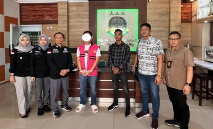 TERSANGKA - Kantor Wilayah Direktorat Jenderal Pajak (Kanwil DJP) Jawa Tengah I resmi menyerahkan tersangka DW, Direktur PT GBP, kepada Kejaksaan Negeri Semarang. (ist)