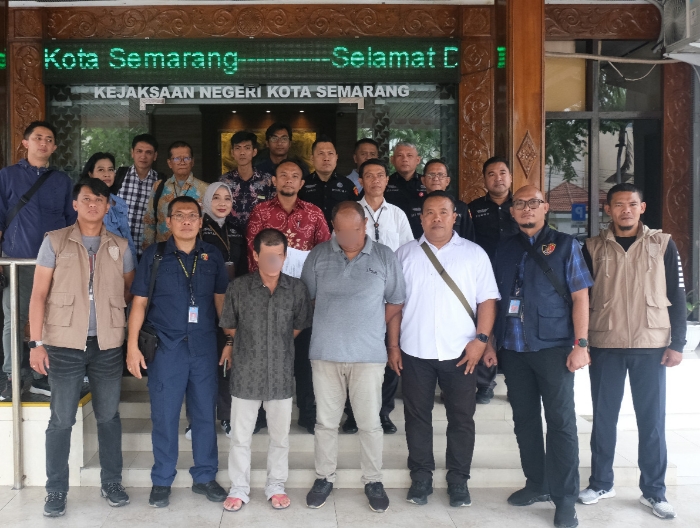 TERSANGKA - Tiga tersangka pelaku penggelapan pajak dilimpahka oleh DJP Jateng 1 ke Kejari Semarang.untuk dilanjutkan ketahap penuntutan. (Ist)