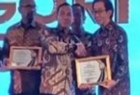 PENGHARGAAN - Direktur PT Industri Jamu dan Farmasi Sido Muncul Tbk Dr (HC) Irwan Hidayat (palingkanan) , tetap akan memperkuat kiprahnya dalam isu kesehatan nasional setelah menerima Penghargaan GENTING Gold dari Kementerian Kependudukan dan BKKBN. (Ist)