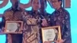 PENGHARGAAN - Direktur PT Industri Jamu dan Farmasi Sido Muncul Tbk Dr (HC) Irwan Hidayat (palingkanan) , tetap akan memperkuat kiprahnya dalam isu kesehatan nasional setelah menerima Penghargaan GENTING Gold dari Kementerian Kependudukan dan BKKBN. (Ist)