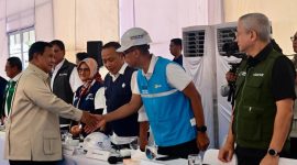 Presiden Republik Indonesia, Prabowo Subianto (kiri) menyapa dan bersalaman dengan Direktur Utama PLN, Darmawan Prasodjo (kedua dari kanan) setelah memimpin rapat terbatas terkait percepatan pemulihan pascabencana di kawasan Rumah Hunian Danantara (Huntara), Kamis (1/1). Sumber foto: Biro Pers Sekretariat Presiden.