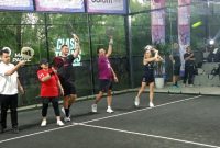 PUKULAN BOLA PERTAMA  - Walikota Semarang Agustina Wilujeng (baju merah) melakukan pemukulan bola pertama pada turnamen Corporate Padel Tournament: Clash of Titans, sebuah turnamen padel antar perusahaan yang menjadi bagian dari rangkaian Road to Grand Launch TitanHome yang digelar pada 11–12 April 2026 di Main Padel Semarang, Minggu (12/4/2026). (tya)