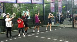PUKULAN BOLA PERTAMA  - Walikota Semarang Agustina Wilujeng (baju merah) melakukan pemukulan bola pertama pada turnamen Corporate Padel Tournament: Clash of Titans, sebuah turnamen padel antar perusahaan yang menjadi bagian dari rangkaian Road to Grand Launch TitanHome yang digelar pada 11–12 April 2026 di Main Padel Semarang, Minggu (12/4/2026). (tya)