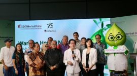 RESMI MELUNCUR - Direktur Utama PT Industri Jamu dan Farmasi Sido Muncul Tbk DR (HC) Irwan Hidayat dan jajaran direksi lainnya meluncurkan “Sido HerbalPedia”, sebuah portal digital yang dirancang sebagai pusat informasi herbal dan kesehatan yang komprehensif, mudah diakses, dan berbasis ilmiah. (ist)