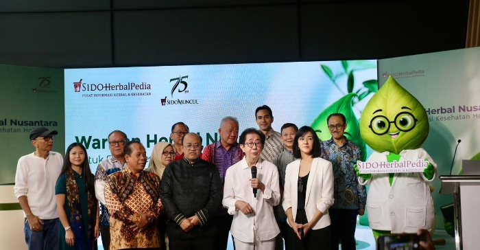 RESMI MELUNCUR - Direktur Utama PT Industri Jamu dan Farmasi Sido Muncul Tbk DR (HC) Irwan Hidayat dan jajaran direksi lainnya meluncurkan “Sido HerbalPedia”, sebuah portal digital yang dirancang sebagai pusat informasi herbal dan kesehatan yang komprehensif, mudah diakses, dan berbasis ilmiah. (ist)