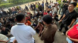 Perum BULOG memastikan hasil panen tebu petani Kabupaten Blora pada musim giling 2026 akan terserap sesuai harga pemerintah. Kepastian ini disampaikan langsung setelah Direktur Utama BULOG Ahmad Rizal Ramdhani berdialog dengan petani di PT Gendhis Multi Manis (GMM), Jumat (3/4). Foto : Dok.bulog/metrojateng.id