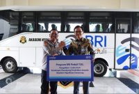 BANTUAN BRI- Regional CEO BRI Regional Office Semarang, Bernadi Kurniawan, secara simbolis menyerahkan bantuan bus pendidikan kepada Gubernur Akpol, Irjen Pol. Daniel Tahi Monang Silitonga, di kompleks Akpol Semarang, Kamis (9/4/2026). Foto : Dok.BRI/metrojateng.id