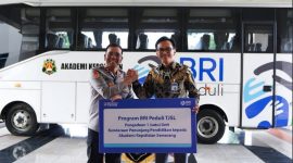 BANTUAN BRI- Regional CEO BRI Regional Office Semarang, Bernadi Kurniawan, secara simbolis menyerahkan bantuan bus pendidikan kepada Gubernur Akpol, Irjen Pol. Daniel Tahi Monang Silitonga, di kompleks Akpol Semarang, Kamis (9/4/2026). Foto : Dok.BRI/metrojateng.id