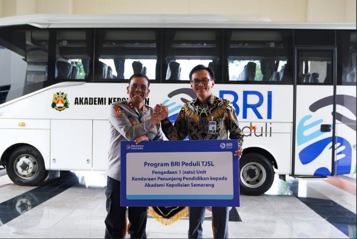 BANTUAN BRI- Regional CEO BRI Regional Office Semarang, Bernadi Kurniawan, secara simbolis menyerahkan bantuan bus pendidikan kepada Gubernur Akpol, Irjen Pol. Daniel Tahi Monang Silitonga, di kompleks Akpol Semarang, Kamis (9/4/2026). Foto : Dok.BRI/metrojateng.id