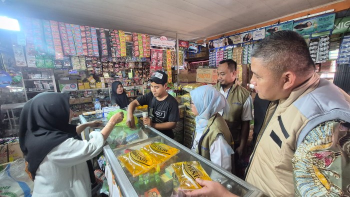 - SIDAK MINYAKITA- Perum BULOG bersama Dinas Perdagangan Provinsi Jawa Tengah dan Tim Satgas Pangan melakukan inspeksi mendadak ketersediaan Minyakita di Pasar Karangayu, Jumat (17/4/2026). Foto : ist/metrojateng.id