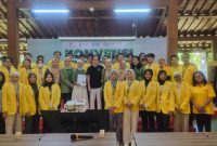 - KUNJUNGAN- Irwan Hidayat, Direktur Utama PT Industri Jamu dan Farmasi Sido Muncul Tbk, berfoto bersama dosen dan mahasiswa Kedokteran UNNES, saat kunjungan ke Pabrik Sido Muncul, di Bergas, Kabupaten Semarang, Kamis (7/5/2026). Foto : ist/metrojateng.id
