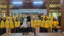 - KUNJUNGAN- Irwan Hidayat, Direktur Utama PT Industri Jamu dan Farmasi Sido Muncul Tbk, berfoto bersama dosen dan mahasiswa Kedokteran UNNES, saat kunjungan ke Pabrik Sido Muncul, di Bergas, Kabupaten Semarang, Kamis (7/5/2026). Foto : ist/metrojateng.id