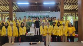 - KUNJUNGAN- Irwan Hidayat, Direktur Utama PT Industri Jamu dan Farmasi Sido Muncul Tbk, berfoto bersama dosen dan mahasiswa Kedokteran UNNES, saat kunjungan ke Pabrik Sido Muncul, di Bergas, Kabupaten Semarang, Kamis (7/5/2026). Foto : ist/metrojateng.id