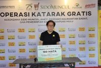 - BANTUAN SIDO MUNCUL- Direktur Utama PT Industri Jamu dan Farmasi Sido Muncul Tbk, Dr (H.C.) Irwan Hidayat, secara simbolis melalui daring menyerahkan bantuan senilai Rp150 juta kepada Direktur RSUD dr Achmad Diponegoro, Paulus Miki, S.Farm, Jumat (8/5/2026). Foto : ist/metrojateng.id