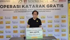 - BANTUAN SIDO MUNCUL- Direktur Utama PT Industri Jamu dan Farmasi Sido Muncul Tbk, Dr (H.C.) Irwan Hidayat, secara simbolis melalui daring menyerahkan bantuan senilai Rp150 juta kepada Direktur RSUD dr Achmad Diponegoro, Paulus Miki, S.Farm, Jumat (8/5/2026). Foto : ist/metrojateng.id